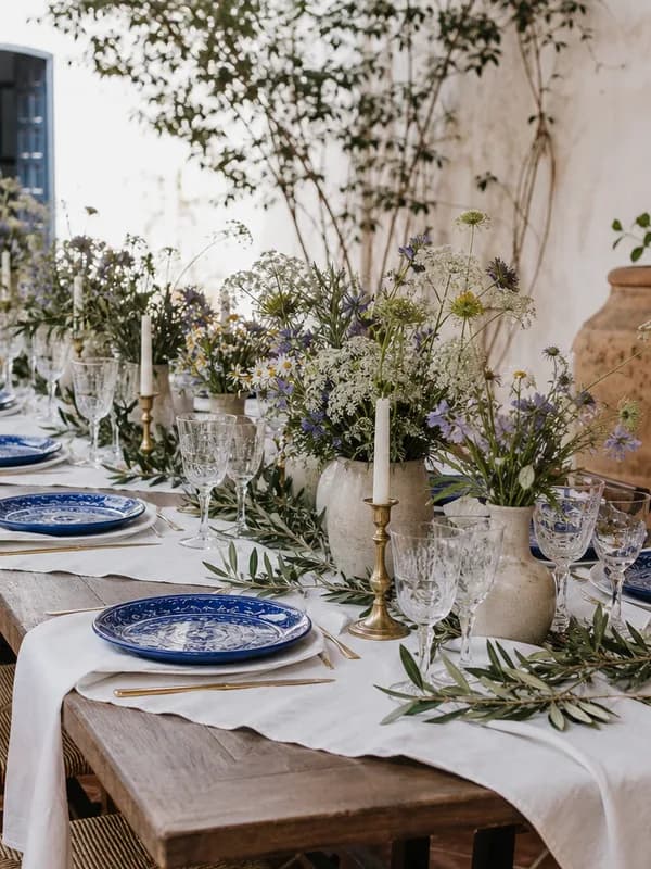 Mesa de boda preparada en el patio