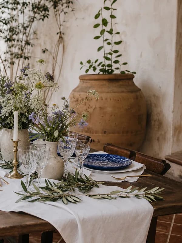 Detalle de la mesa: plato y silla